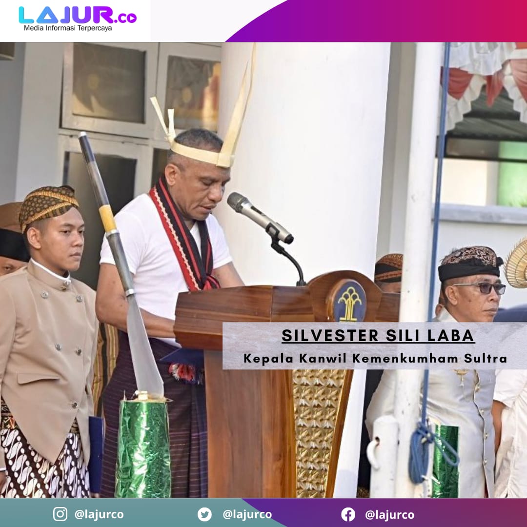 Potret Kepala Kanwil Kemenkumham Sultra Silvester Sili Laba memakai baju adat khas Adonara saat memimpin upacara Hari Lahir Pancasila di Kantor Kanwil Kemenkumham Sultra, Sabtu (1/6/2024).