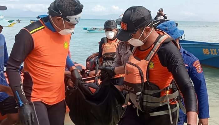 Tim SAR Gabungan Evakuasi Jenazah Nelayan Desa Balobone Usai Tenggelam di Perairan Mawasangka Buteng