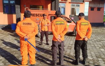 Tim Rescue Pos SAR Baubau bersiap melakukan pencarian remaja hilang di Kecamatan Kulisusu Utara, Buton Utara, Selasa (11/6/2024).