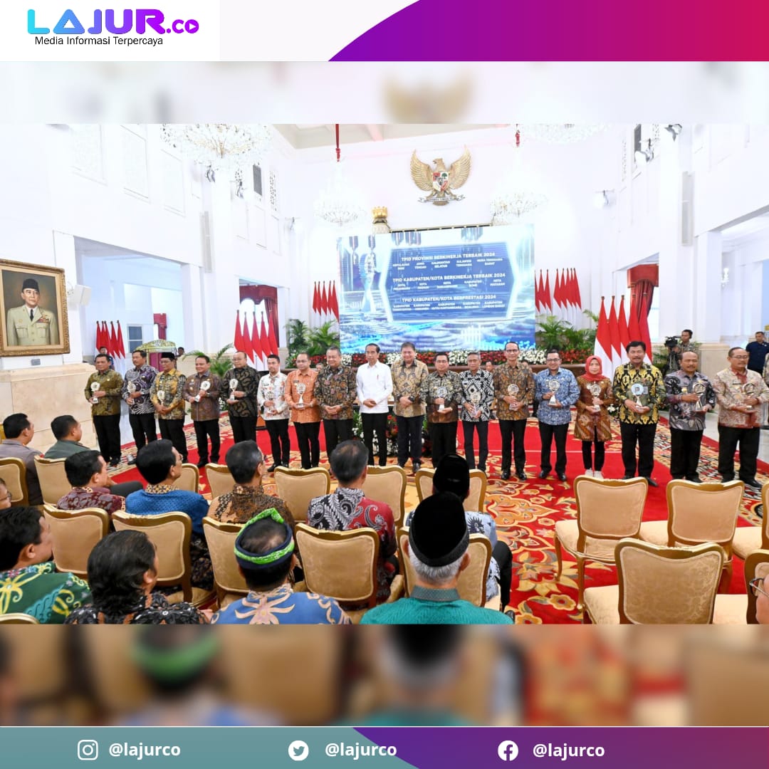 Gubernur Sultra Andap Budhi Revianto dan sederet kepala daerah berprestasi di Indonesia yang menerima penghargaan dari Presiden Joko Widodo di Istana Negara, Jumat (14/6/2024).