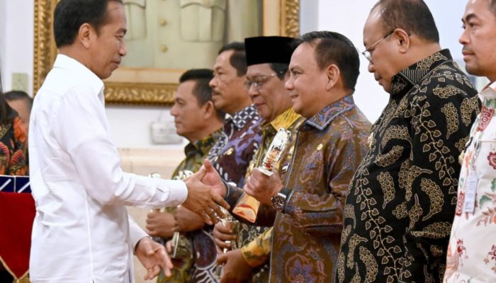 Terima Penghargaan Presiden Jokowi, Andap Budhi Teguhkan Komitmen Kendalikan Inflasi di Sultra