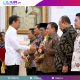 Pj Gubernur Sultra Andap Budi Revianto menerima penghargaan dari Presiden RI Joko Widodo di Istana Negara, Jumat (14/6/2024).
