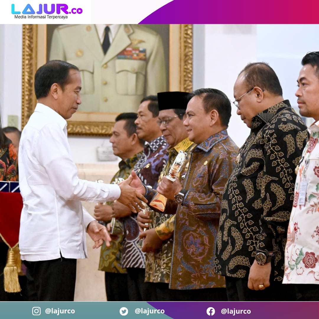 Pj Gubernur Sultra Andap Budi Revianto menerima penghargaan dari Presiden RI Joko Widodo di Istana Negara, Jumat (14/6/2024).
