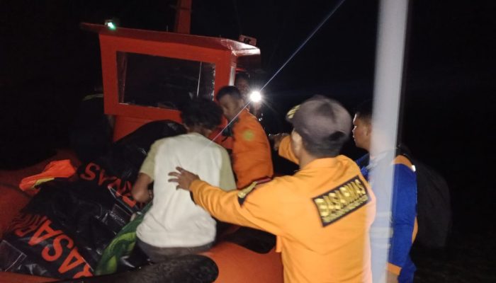 Tim SAR Gabungan Evakuasi Nelayan Hilang di Pulau Padamarang Kolaka Dalam Keadaan Selamat