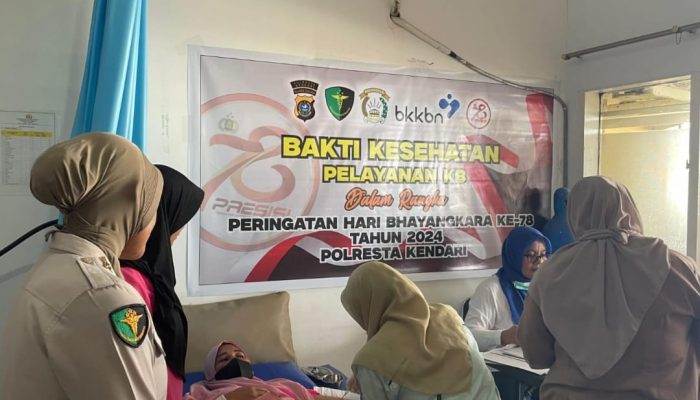 Peringati HUT Bhayangkara ke 78, Polresta Kendari Fasilitasi Masyarakat Pasang KB Gratis