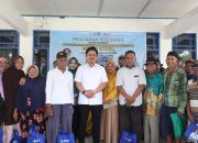 Abd Azis Rogoh Kocek Pribadi Bagi-bagi Kacamata Baca ke Ratusan Lansia di Labandia