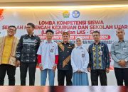 Andap Budhi Launching Seragam Karya Siswa SMK/SLB Se Sultra Saat Buka Lomba Kompetensi Siswa