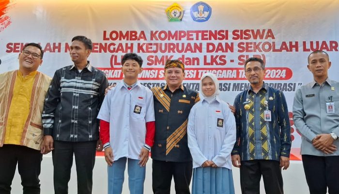Andap Budhi Launching Seragam Karya Siswa SMK/SLB Se Sultra Saat Buka Lomba Kompetensi Siswa