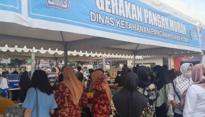 Sediakan Produk Sembako Murah, Emak-emak Padati Pasar Murah GPM di Balaikota Kendari