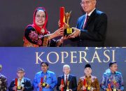 HUT ke-77 Koperasi, Sekda Sultra Terima Penghargaan Nasional Pembina Koperasi Andalan
