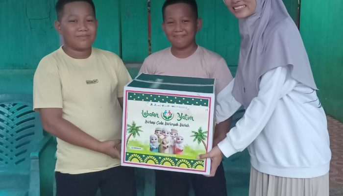 50 Paket Kado Yatim Disalurkan DDV Sultra ke Anak Yatim di Enam Daerah di Sultra