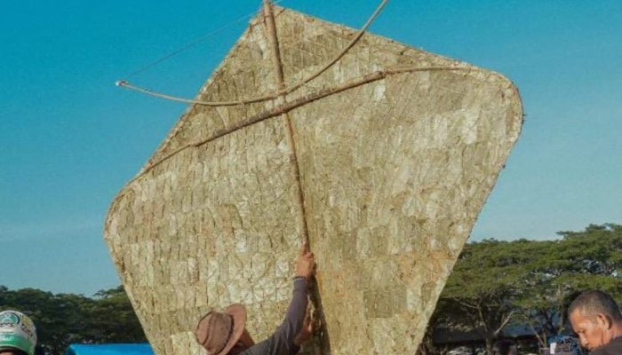 Layang-Layang Purba ‘Kaghati Kolope’ Muna Mengudara saat Hari Jadi Desa Liangkabori