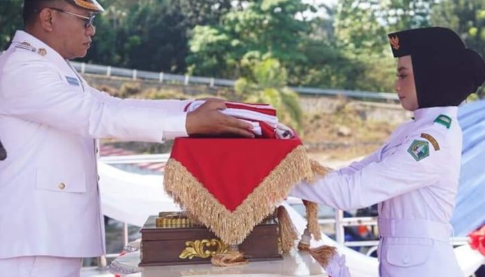 Pengibaran Duplikat Bendera Pusaka di Lapangan Aspirasi Lasusua Berlangsung Khidmat