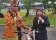 Warga Muna Dapat Hadiah Sepeda Dari Presiden Jokowi, Menangkan Kostum Adat Terbaik di HUT RI
