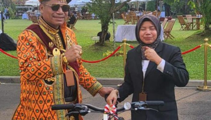 Warga Muna Dapat Hadiah Sepeda Dari Presiden Jokowi, Menangkan Kostum Adat Terbaik di HUT RI