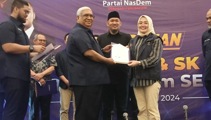 Ali Mazi Serahkan Tiket NasDem ke 13 Jagoannya di Pilkada Sultra: Tiga Diantaranya Perempuan