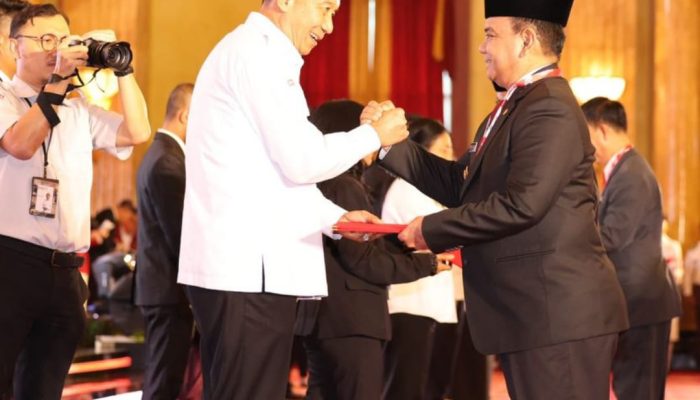 Momen Sakral Kala Pj Gubernur Sultra Terima Duplikat Bendera Pusaka