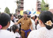 Antusias Masyarakat Hindu Sambut Anjangsana Bupati Abd Azis di Pura Dalem Prajepati Atula