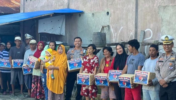 Polda Sultra Berbagi Sembako Hingga Air Bersih ke Warga Jelang Hari Lalu Lintas Bhayangkara ke-69