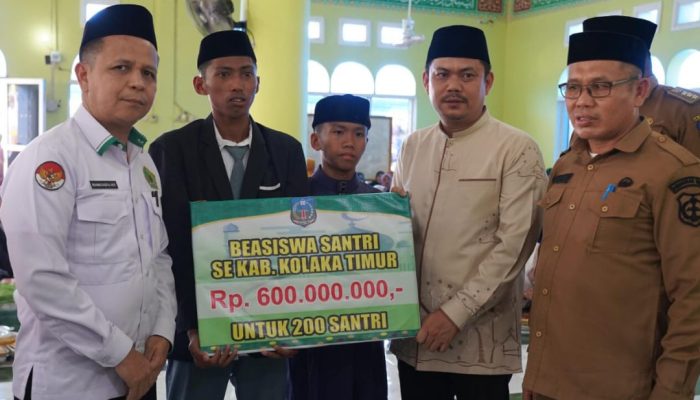 Bupati Abd Azis Beri Beasiswa Untuk 200 Santri Kurang Mampu di Momen Peringatan Maulid