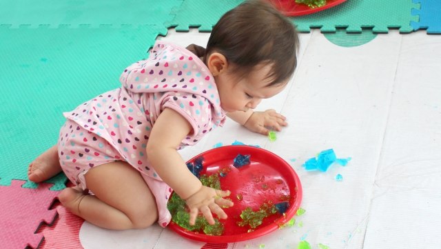 Ilustrasi anak jijikan saat bermain sensory play jelly. Foto: