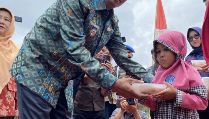 Pj Bupati Yusmin Launching Program Makan Siang Gratis di Lasusua