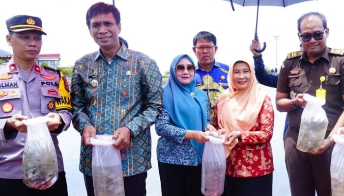 Ikhtiar Tangani Stunting, Pemda Kolut Sebar Benih Ikan