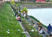 Miris! Sampah Plastik Berserakan di Kolam Retensi Boulevard