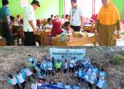 Bagi-Bagi Makanan Bergizi Lauk Ikan Gratis ke Siswa SD Meriahkan HUT KKP di PPS Kendari
