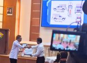 BI Sultra Serahkan Bantuan Mobil Ambulance dan Kulkas Darah ke PMI