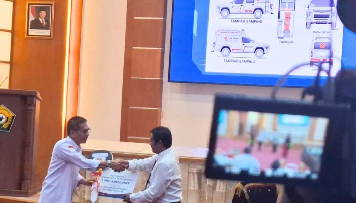 BI Sultra Serahkan Bantuan Mobil Ambulance dan Kulkas Darah ke PMI