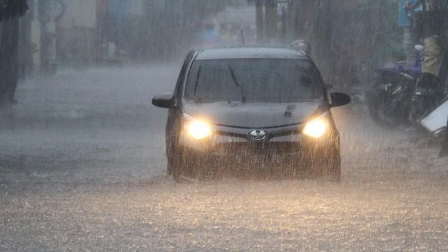 Kenali Fitur Mobil yang Meningkatkan Keamanan di Jalan Basah