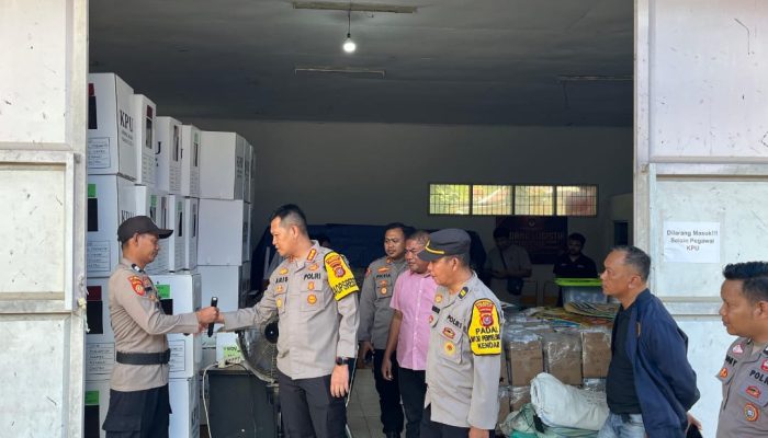 Jelang Pencoblosan 27 November, Kapolresta Kendari Pantau Langsung Persiapan Logistik Pemilu 