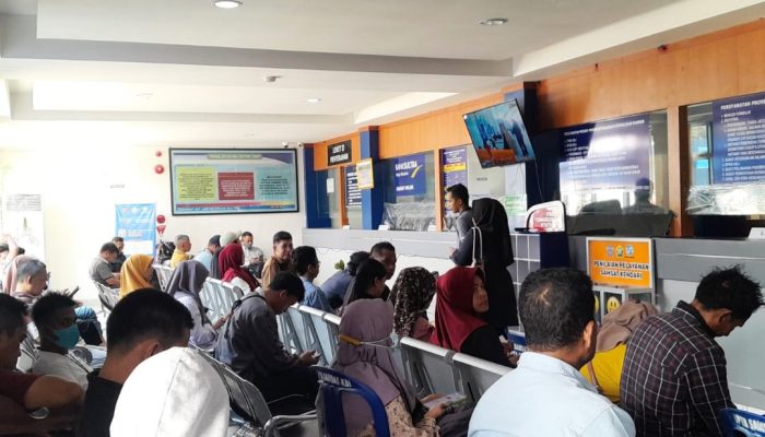 Hari Keempat Program Pemutihan Denda Pajak Kendaraan di Sultra, Antrean di Kantor Samsat Membludak