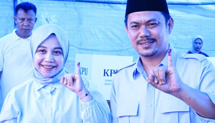 Petahana Bupati Koltim Abd Azis Didampingi Istri Salurkan Hak Suara di TPS 2 Desa Matabondu