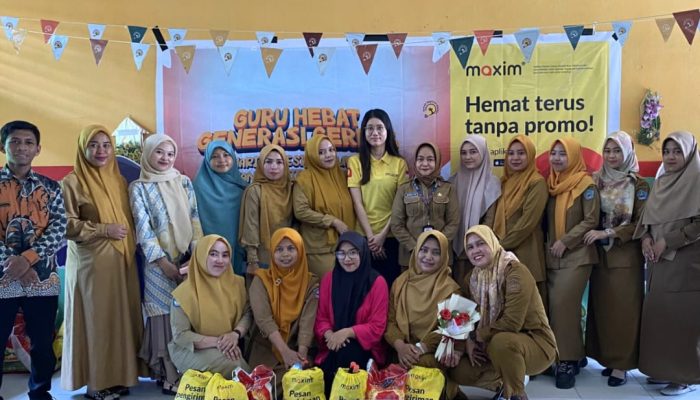 Rayakan Hari Guru Nasional, Maxim Berbagi Paket Sembako Guru Honorer di Kota Kendari
