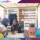 Pelanggan Telkomsel mengambil hadiah langsung tumbler di booth GraPARI Telkomsel Kendari dari program tukar poin lewat Aplikasi MyTelkomsel.