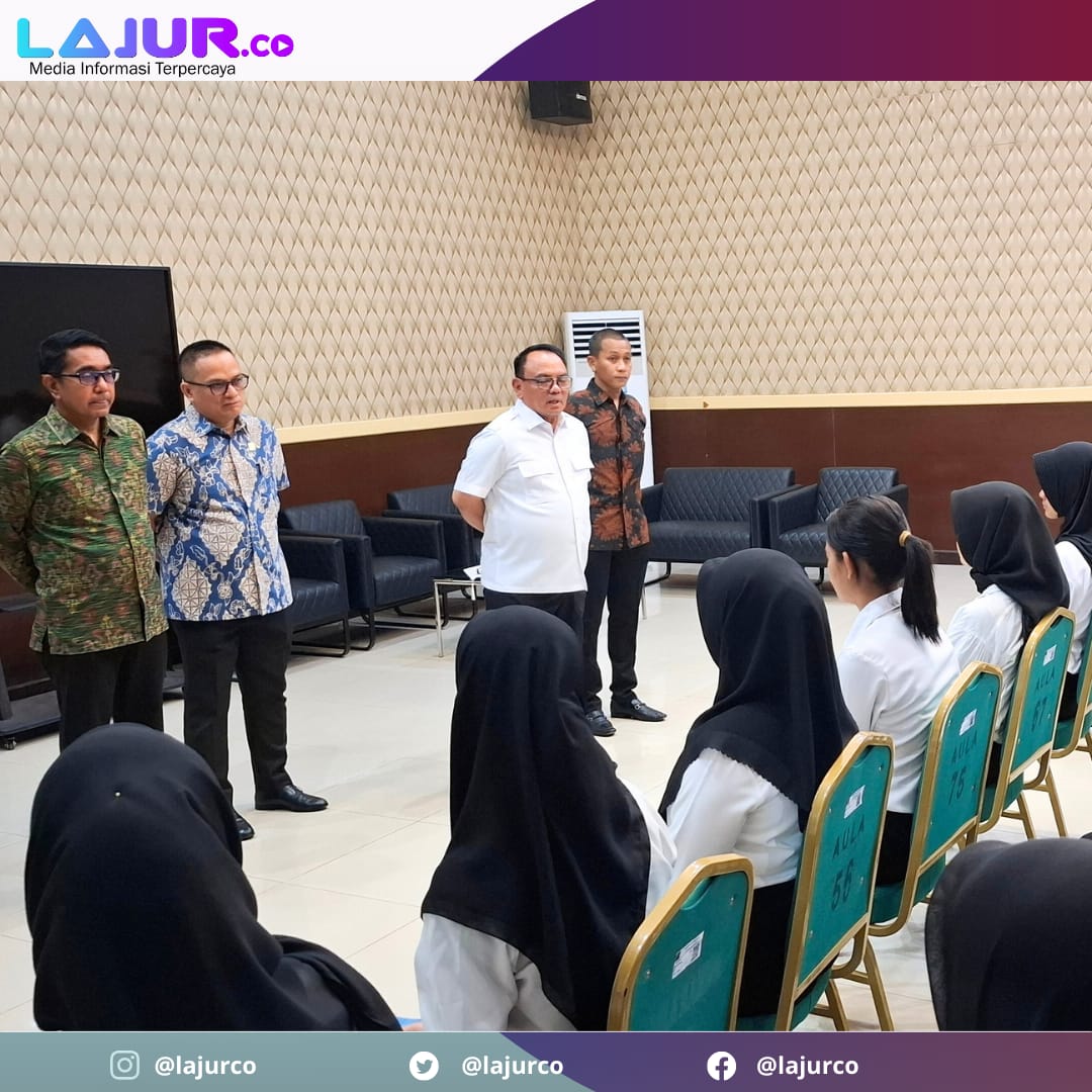 Ketgam 2: Peserta CPNS Kemenkumham Sultra unjuk kemahiran bermain gitar dihadapan Pj Gubernur Sultra Andap Budhi Revianto.