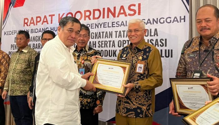 Pemprov Sultra Raih Penghargaan Inovasi Konsolidasi Pengadaan Aspal Buton