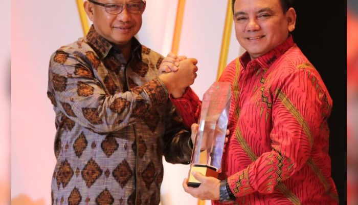 Mendagri Tito Beri Penghargaan ke Pj Gubernur Sultra Berkat Prestasi Pelayanan Publik Terbaik