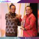 Ketgam : Menteri Dalam Negeri Tito Karnavian menyerahkan penghargaan kepada Pj Gubernur Sultra Andap Budhi Revianto, Kamis (12/12/2020).