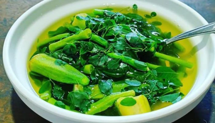 Olahan Sederhana Daun Kelor Ala Masyarakat Sultra; Jadi Sayur Bening “Katembe” yang Kaya Nutrisi