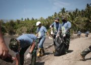 Pertamina Sulawesi Aksi Tanam Mangrove & Coastal Cleanup di Pantai Desa Tongo