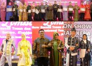 Pesona Tenun & Kerajinan Lokal Tampil Menawan di Ajang Fashion Show Dekranasda Sultra