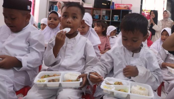 Perdana Bertugas di Kendari, Kombes Eko Widiantoro Gelar Makan Bergizi Gratis ke Siswa TK