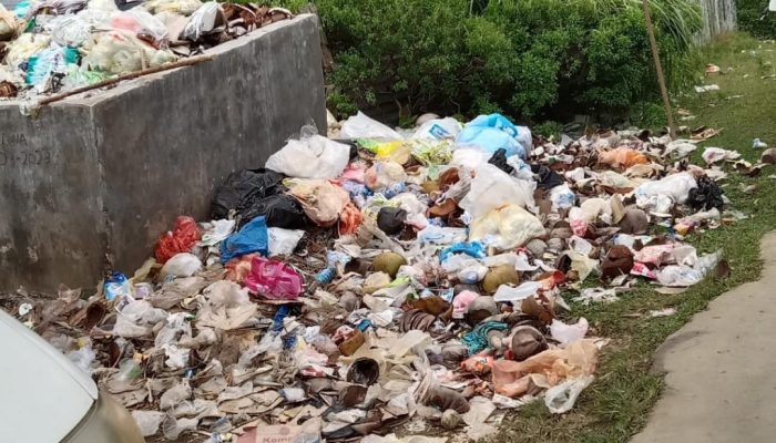 Terlantar & Memprihatinkan, Pasar Lawa Mubar Darurat Sampah yang Meluber ke Jalan Raya
