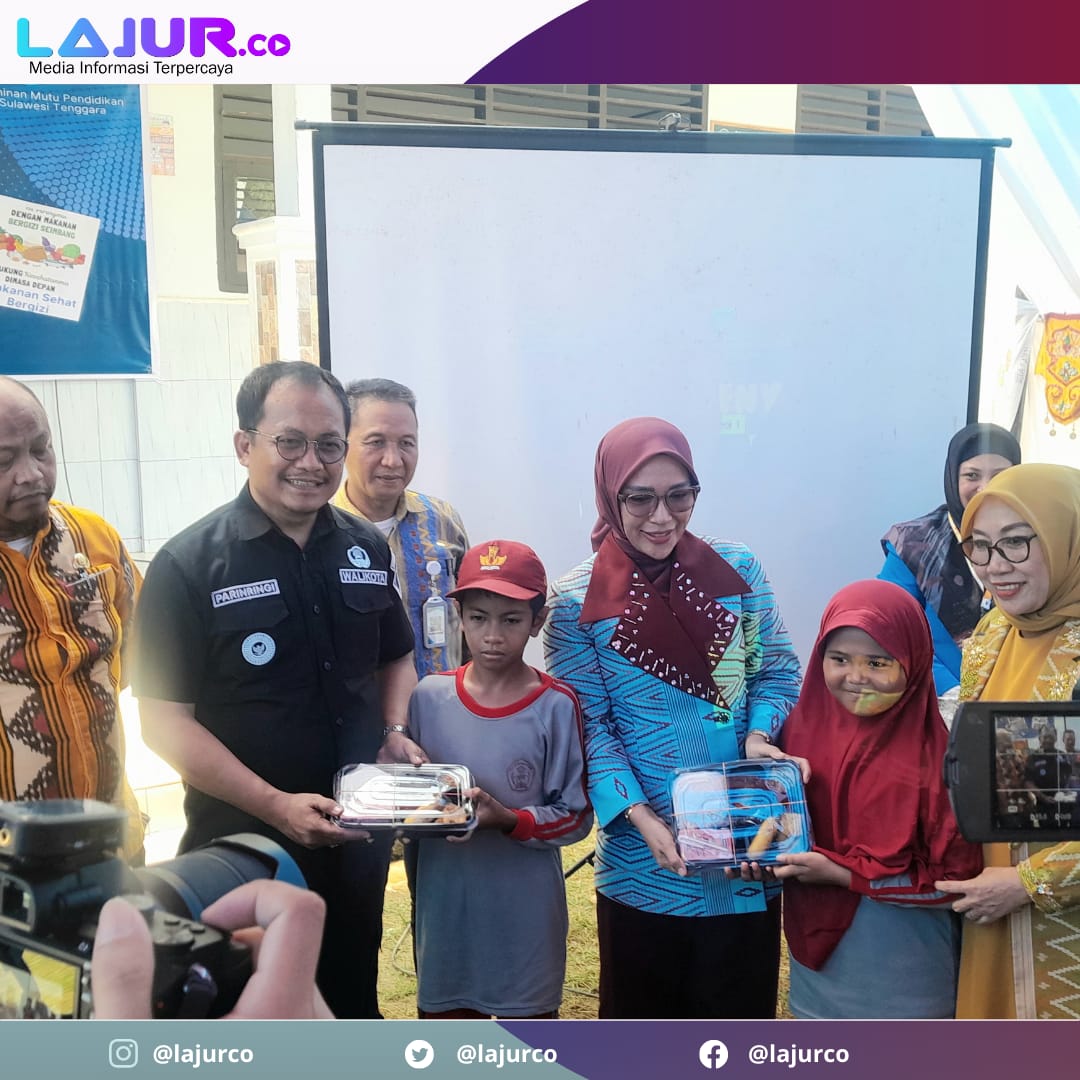 Ketgam 2: Pj Wali Kota Kendari Parinringi bersama dengan Bunda PAUD Kota Kendari, BPMP Sultra, AWI, membagikan paket makanan bergizi gratus ke siswa SD Negeri 67 Kendari, Kamis (16/01/2025).