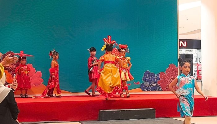 Gaya Modis Para Bocah Kenakan Baju Cheongsam Khas Imlek di Kids Fashion Show Lippo Plaza Kendari