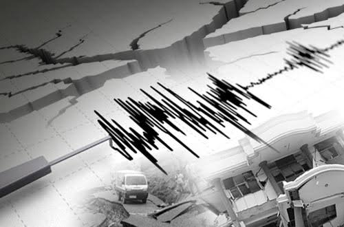 LAJUR.CO, KENDARI - Indonesia merupakan negara yang dilewati 3 lempeng tektonik, wilayah yang memang sangat rawan terjadi gempa. Maka itu, penting bagi masyarakat Indonesia untuk mengetahui tindakan-tindakan yang harus dilakukan ketika menghadapi gempa. Mengutip dari situs resmi Badan Meteorologi, Klimatologi dan Geofisika (BMKG) ada sejumlah langkah yang harus dilakukan oleh masyarakat Indonesia dalam menghadapi bencana ini. Langkah-langkah tersebut harus dilakukan untuk menghindari jatuhnya korban jiwa. Berikut ini merupakan hal yang harus dilakukan ketika menghadapi gempa: Saat Terjadi Gempa A. Jika Anda berada di dalam bangunan Lindungi badan dan kepala Anda dari reruntuhan bangunan dengan bersembunyi di bawah meja dll; Cari tempat yang paling aman dari reruntuhan dan goncangan; Lari ke luar apabila masih dapat dilakukan. B. Jika berada di luar bangunan atau area terbuka Menghindari dari bangunan yang ada di sekitar Anda seperti gedung, tiang listrik, pohon, dll; Perhatikan tempat Anda berpijak, hindari apabila terjadi rekahan tanah. C. Jika Anda sedang mengendarai mobil Keluar, turun dan menjauh dari mobil hindari jika terjadi pergeseran atau kebakaran. Lakukan point B. D. Jika Anda tinggal atau berada di pantai Jauhi pantai untuk menghindari bahaya tsunami. E. Jika Anda tinggal di daerah pegunungan Apabila terjadi gempa bumi hindari daerah yang mungkin terjadi longsoran. Setelah Terjadi Gempa A. Jika Anda berada di dalam bangunan Keluar dari bangunan tersebut dengan tertib; Jangan menggunakan tangga berjalan atau lift, gunakan tangga biasa; Periksa apa ada yang terluka, lakukan P3K; Telepon atau mintalah pertolongan apabila terjadi luka parah pada Anda atau sekitar Anda. B. Periksa lingkungan sekitar Anda Periksa apabila terjadi kebakaran; Periksa apabila terjadi kebocoran gas. Periksa apabila terjadi hubungan arus pendek listrik. Periksa aliran dan pipa air. Periksa apabila ada hal-hal yang membahayakan (mematikan listrik, tidak menyalakan api dll). C. Jangan memasuki bangunan yang sudah terkena gempa Karena kemungkinan masih terdapat reruntuhan. D. Jangan berjalan di daerah sekitar gempa Kemungkinan terjadi bahaya susulan masih ada. E. Mendengarkan informasi. Dengarkan informasi mengenai gempabumi dari radio (apabila terjadi gempa susulan). Jangan mudah terpancing oleh isu atau berita yang tidak jelas sumbernya. F. Mengisi angket yang diberikan oleh instansi terkait untuk mengetahui seberapa besar kerusakan yang terjadi G. Jangan panik dan jangan lupa selalu berdo'a kepada Tuhan YME demi keamanan dan keselamatan kita semuanya. Sejumlah rumah dan fasilitas mengalami kerusakan akibat Gempa berkekuatan M6,0 mengguncang Kabupaten Tuban, Jawa Timur, pada Jumat (22/3/2024) siang pukul 11.22 WIB. (Dok. BNPB) Persiapan sebelum gempa Mempersiapkan diri sebelum gempa terjadi juga perlu dilakukan sebagai langkah preventif. Berikut ini merupakan sejumlah cara yang bisa dilakukan. A. Kunci Utama  Mengenali apa yang disebut gempa bumi. Pastikan bahwa struktur dan letak rumah Anda dapat terhindar dari bahaya yang disebabkan oleh gempa bumi (longsor, liquefaction dll). Mengevaluasi dan merenovasi ulang struktur bangunan Anda agar terhindar dari bahaya gempa bumi. B. Kenali Lingkungan Tempat Anda Bekerja Perhatikan letak pintu, lift serta tangga darurat, apabila terjadi gempa bumi, sudah mengetahui tempat paling aman untuk berlindung; Belajar melakukan P3K; Belajar menggunakan alat pemadam kebakaran; Catat nomor telepon penting yang dapat dihubungi pada saat terjadi gempa bumi. C. Persiapan Rutin pada tempat Anda bekerja dan tinggal Perabotan (lemari, cabinet, dll) diatur menempel pada dinding (dipaku, diikat, dll) untuk menghindari jatuh, roboh, bergeser pada saat terjadi gempa bumi. Simpan bahan yang mudah terbakar pada tempat yang tidak mudah pecah agar terhindar dari kebakaran. Selalu mematikan air, gas dan listrik apabila tidak sedang digunakan. D. Penyebab celaka yang paling banyak pada saat gempa bumi adalah akibat kejatuhan material Atur benda yang berat sedapat mungkin berada pada bagian bawah. Cek kestabilan benda yang tergantung yang dapat jatuh pada saat gempa bumi terjadi (misalnya lampu dll). E. Alat yang harus ada di setiap tempat Kotak P3K; Senter/lampu baterai; Radio; Makanan suplemen dan air. Adm Sumber : Cnbcindonesia.com
