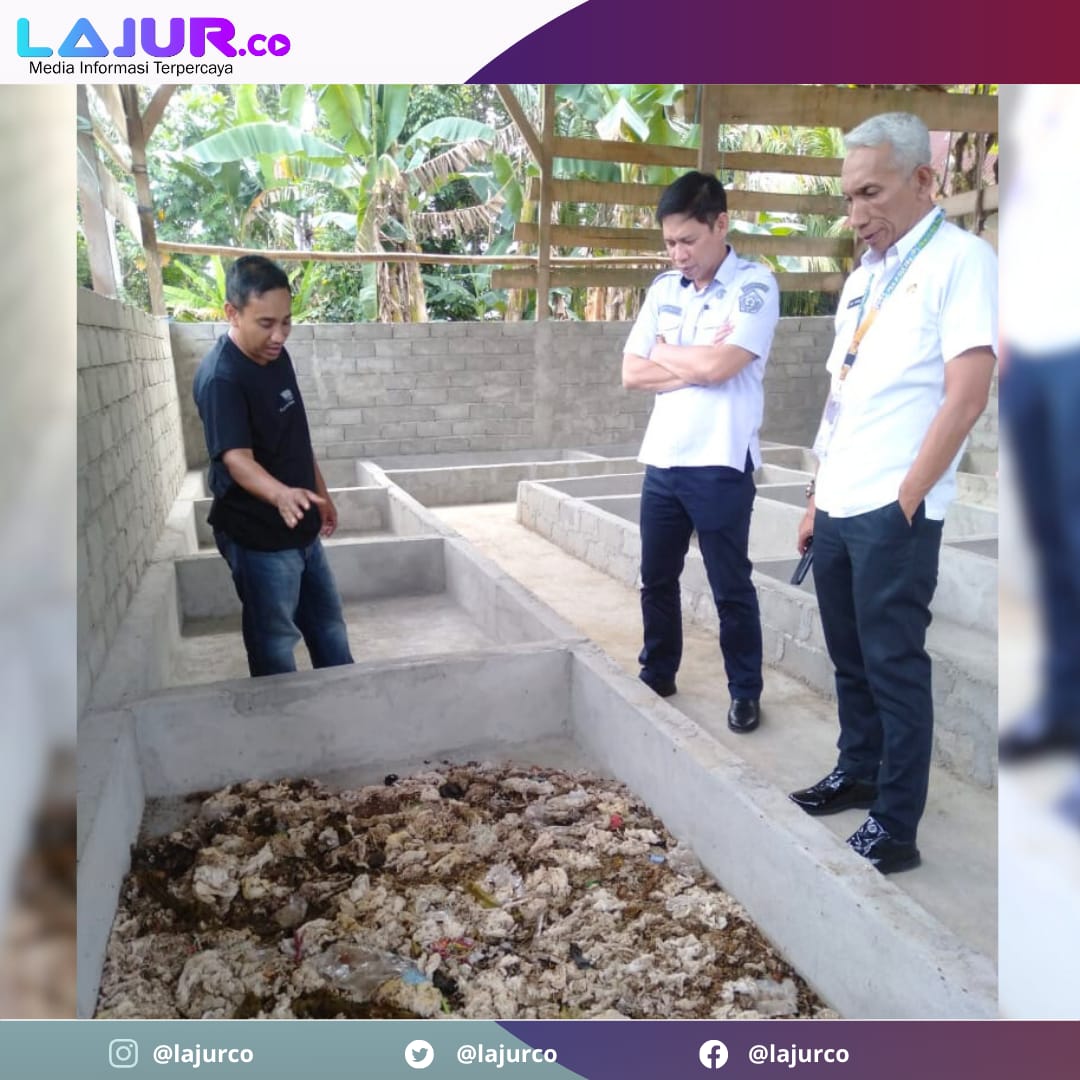 Ketgam 3: Kepala DLH Sultra Andi Makkawaru serta Kepala Dinas Koperasi & UMKM Sultra LM Shalihin meninjau program budidaya maggot Bank Sampah di Konawe.